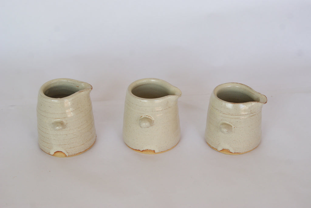 Small lugged pourer