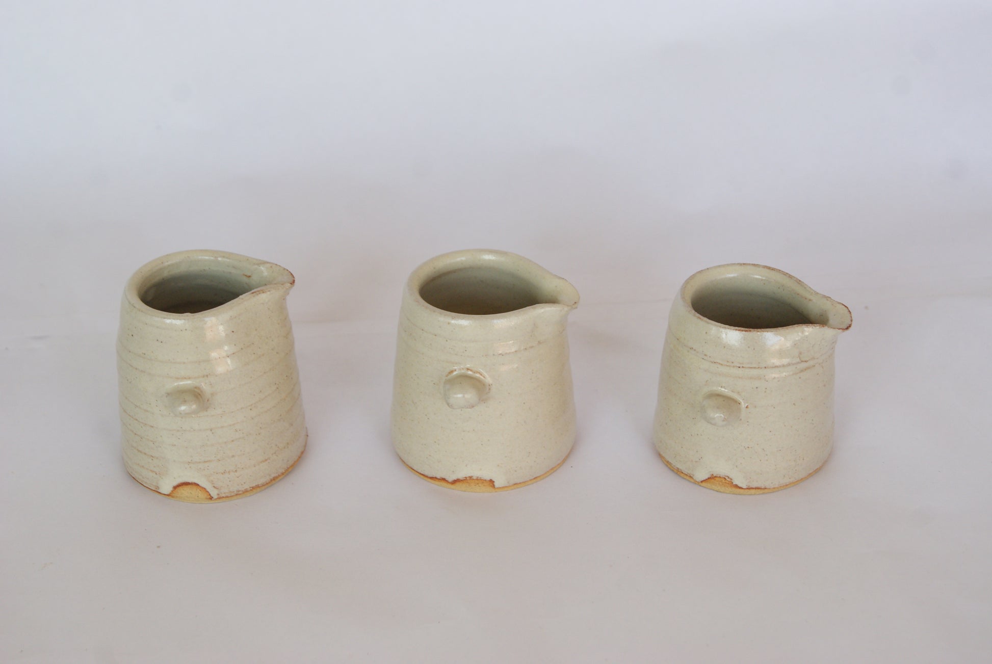 Small lugged pourer