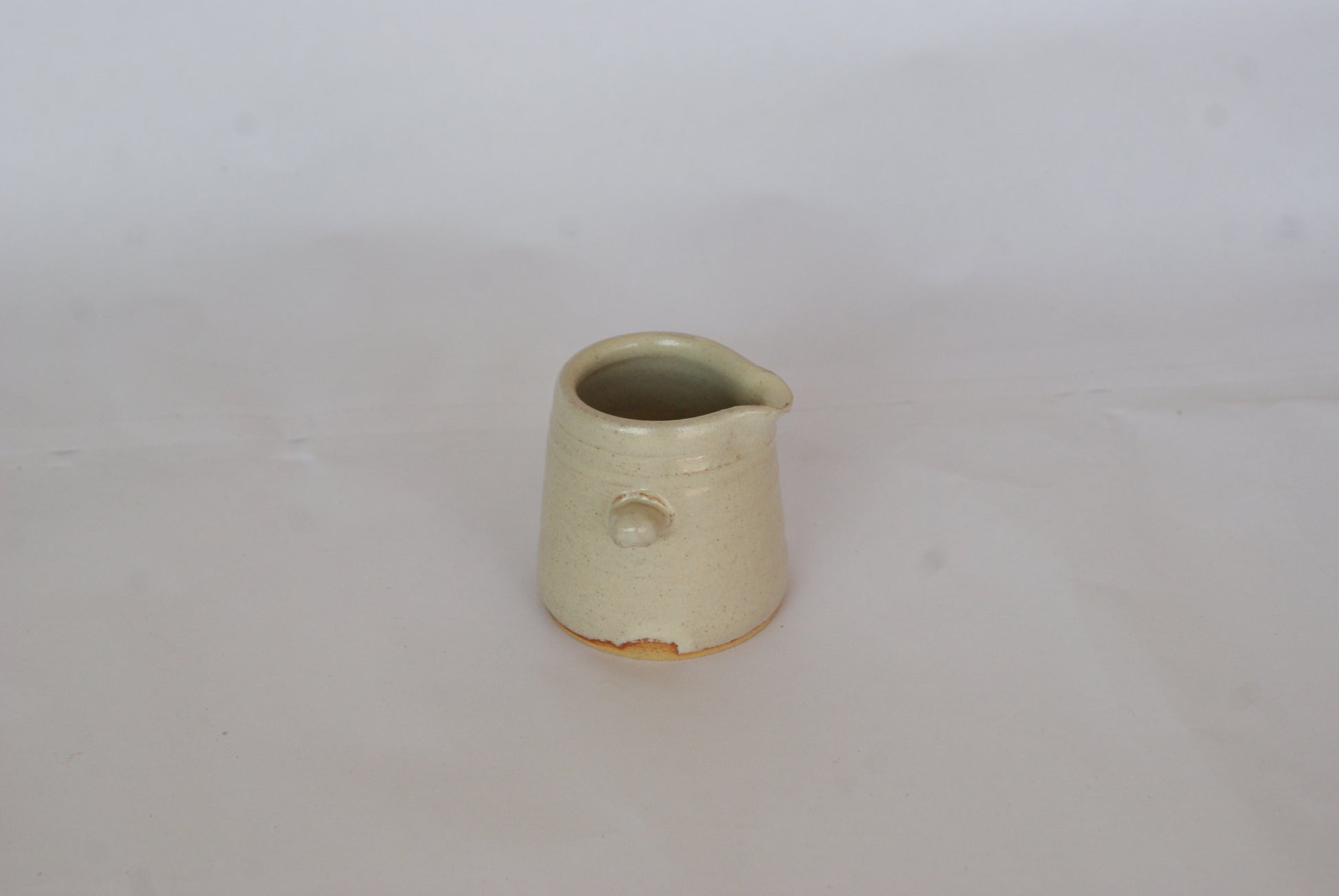 Small lugged pourer